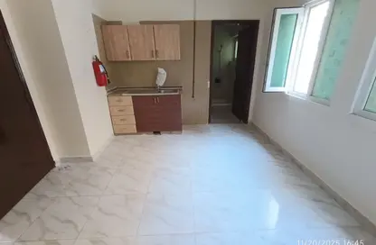 شقة - 1 حمام للايجار في بناية البطينة 9 - البطينة - الشارقة شقة - 1 حمام للايجار في بناية البطينة 9 - البطينة - الشارقة