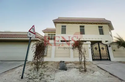 Villa - 5 Bedrooms - 5 Bathrooms for rent in Umm Suqeim 2 - Umm Suqeim - Dubai