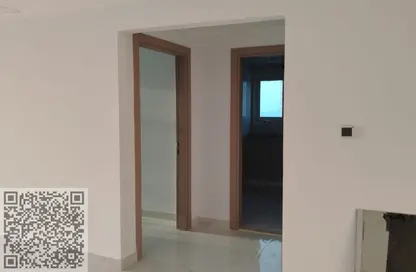 شقة - 2 غرف نوم - 2 حمامات للايجار في طريق كورنيش عجمان - عجمان