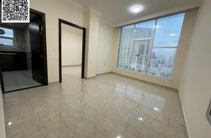 شقة - غرفة نوم - 2 حمامات للايجار في طريق كورنيش عجمان - عجمان