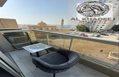 شقة - غرفة نوم - 2 حمامات للايجار في طريق كورنيش عجمان - عجمان
