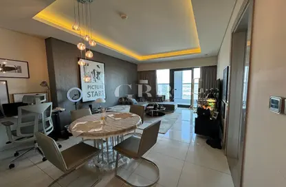 صورة لـ غرفة المعيشة / غرفة الطعام شقة - غرفة نوم - 2 حمامات للبيع في تاور D - داماك تاورز من باراماونت - الخليج التجاري - دبي ، صورة رقم 1