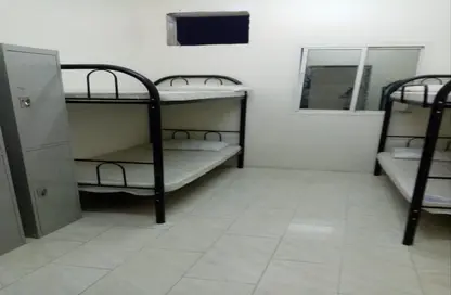 صورة لـ غرفة- غرفة النوم سكن عمال - استوديو للايجار في القوز الصناعية - القوز - دبي ، صورة رقم 1