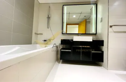 Bathroom image for: Apartment - 4 Bedrooms - 5 Bathrooms for rent in Al Khalidiya - Abu Dhabi, Image 1