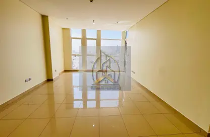 شقة - 3 غرف نوم - 4 حمامات للايجار في يونايتد سكوير - الخالدية - أبوظبي