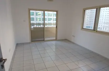 شقة - 2 غرف نوم - 2 حمامات للايجار في برج الشاهد - القصباء - الشارقة