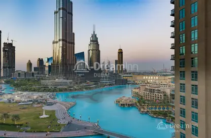 صورة لـ حوض سباحة شقة - 2 غرف نوم - 2 حمامات للايجار في ذا ريزيدنس 5 - برج ريزيدنس - دبي وسط المدينة - دبي ، صورة رقم 1