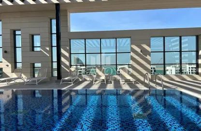 صورة لـ حوض سباحة شقة - غرفة نوم - 2 حمامات للايجار في الدانة - شاطئ الراحة - أبوظبي ، صورة رقم 1