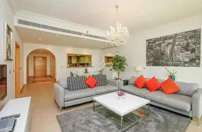Apartment - 2 Bedrooms - 2 Bathrooms for rent in Al Tamr - Shoreline Apartments - Palm Jumeirah - Dubai