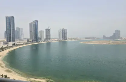 شقة - غرفة نوم - 2 حمامات للبيع في الخان - الشارقة