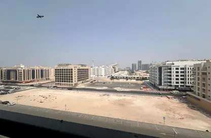 شقة - غرفة نوم - 2 حمامات للايجار في بناية تريو - البرشاء 1 - البرشاء - دبي