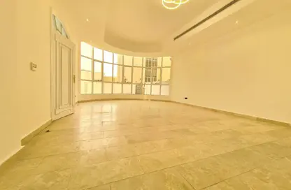 شقة - 1 حمام للايجار في مجمع رقم  8 - مدينة خليفة - أبوظبي