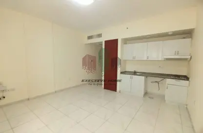 صورة لـ مطبخ شقة - 1 حمام للايجار في برج الصقر الذهبي - شارع حمدان - أبوظبي ، صورة رقم 1