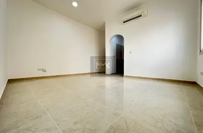 شقة - 1 حمام للايجار في شارع الضفرة - المشرف - أبوظبي