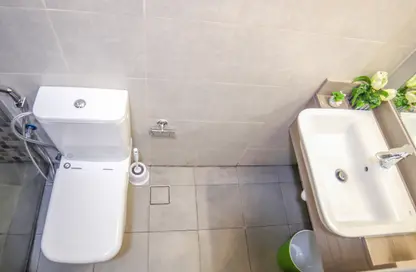 شقة - 2 غرف نوم - 3 حمامات للايجار في عزيزي بلازا - الفرجان - دبي