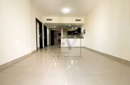 شقة - غرفة نوم - 2 حمامات للايجار في المساكن الحمراء - مدينة دبي الرياضية - دبي
