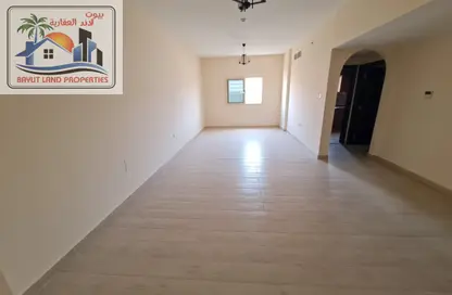 شقة - غرفة نوم - 2 حمامات للايجار في مجمع مويلح - تجارية مويلح - الشارقة
