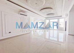 صورةغرفة فارغة لـ: شقة - 4 غرف نوم - 5 حمامات للكراء في مدينة الرياض - أبوظبي, صورة 1
