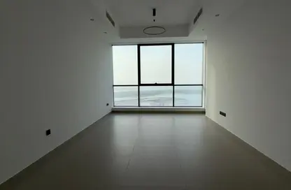 شقة - غرفة نوم - 2 حمامات للبيع في برج لا بلاج - الممزر - الشارقة - الشارقة
