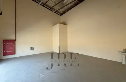 Warehouse - Studio - 1 Bathroom for rent in Al Sajaa - Sharjah