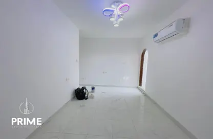 Empty Room image for: Apartment - 1 Bedroom - 1 Bathroom for rent in Al Karamah - Abu Dhabi, Image 1