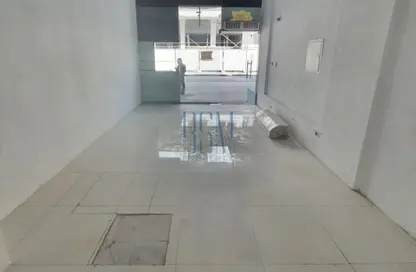 Shop - Studio for rent in Al Karama - Dubai