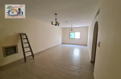 شقة - 2 غرف نوم - 2 حمامات للايجار في مجمع مويلح - تجارية مويلح - الشارقة