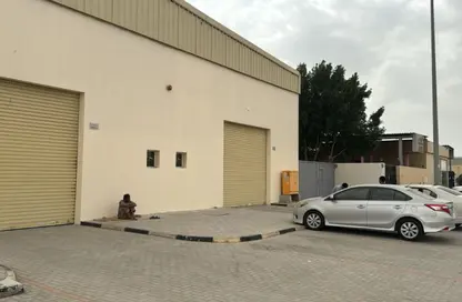 مستودع - استوديو - 4 حمامات للبيع في المنطقة الصناعية بالشارقة - الشارقة