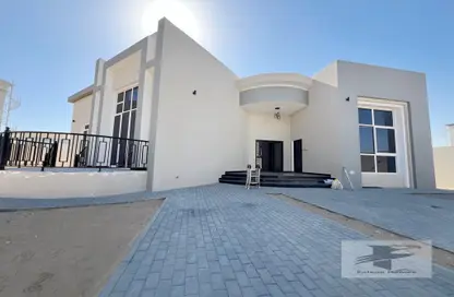 Villa - 3 Bedrooms - 3 Bathrooms for rent in Al Aweer 1 - Al Aweer - Dubai