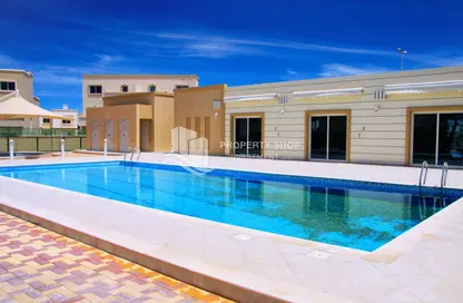 صورة لـ حوض سباحة فيلا - 3 غرف نوم - 4 حمامات للبيع في طراز عربي - فيلات الريف - مشروع الريف - أبوظبي ، صورة رقم 1