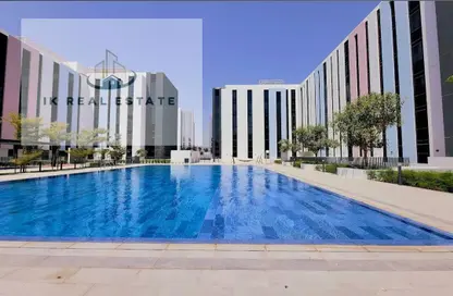 شقة - غرفة نوم - 2 حمامات للبيع في ذا لينك - إيست فييليدج - الجادة - الشارقة