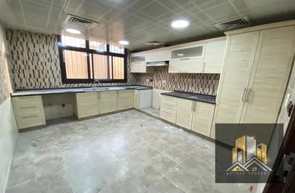 صورة لـ مطبخ شقة - غرفة نوم - 2 حمامات للايجار في مجمع فيلات - مدينة خليفة - أبوظبي ، صورة رقم 1