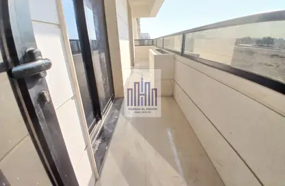 شقة - 2 غرف نوم - 2 حمامات للايجار في الزاهية - تجارية مويلح - الشارقة