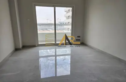 شقة - غرفة نوم - 2 حمامات للايجار في الزاهية - تجارية مويلح - الشارقة شقة - غرفة نوم - 2 حمامات للايجار في الزاهية - تجارية مويلح - الشارقة