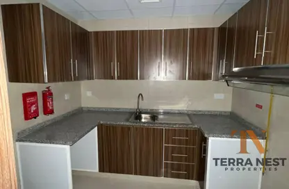 شقة - غرفة نوم - 2 حمامات للايجار في بناية الشعفار - شارع الشيخ زايد - دبي