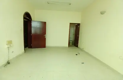شقة - 2 غرف نوم - 2 حمامات للايجار في النباعة - الشارقة