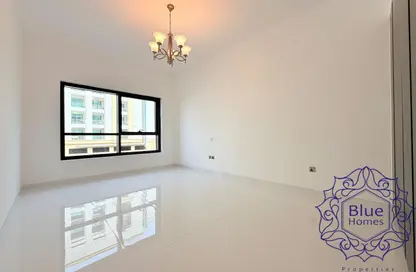 شقة - غرفة نوم - 2 حمامات للايجار في بناية تريو - البرشاء 1 - البرشاء - دبي