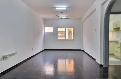 عمارة بالكامل - 1 حمام للايجار في شارع الرولة - الرفاعة - بر دبي - دبي