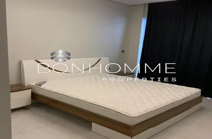 Room / Bedroom image for: Apartment - 1 Bedroom - 2 Bathrooms for rent in Regent Court - Jumeirah Village Circle - Dubai, Image 1