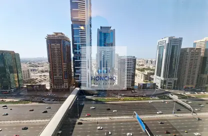 شقة - 2 غرف نوم - 2 حمامات للايجار في برج توينتي فرست سينشري - شارع الشيخ زايد - دبي