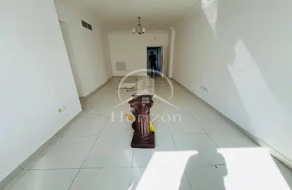 Empty Room image for: Apartment - 1 Bedroom - 2 Bathrooms for rent in Al Khan - Sharjah, Image 1