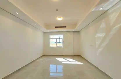 شقة - 2 غرف نوم - 2 حمامات للايجار في حي القلعة - الجهلي - العين