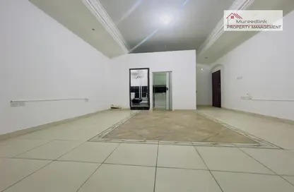 Empty Room image for: Apartment - 1 Bathroom for rent in Al Nahyan Camp - Abu Dhabi, Image 1