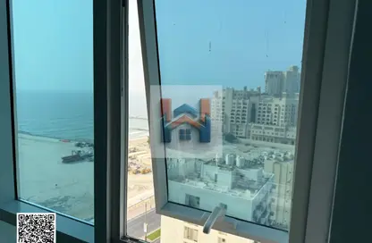شقة - 2 غرف نوم - 2 حمامات للايجار في برج الكورنيش - طريق كورنيش عجمان - عجمان