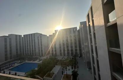 شقة - غرفة نوم - 2 حمامات للبيع في الطراز - حي نسيج - الجادة - الشارقة