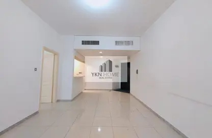Apartment - 1 Bedroom - 1 Bathroom for rent in Makeen Tower - Tourist Club Area - Abu Dhabi