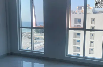 شقة - 2 غرف نوم - 2 حمامات للايجار في برج الكورنيش - طريق كورنيش عجمان - عجمان