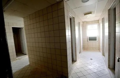 سكن عمال - استوديو - 8 حمامات للايجار في آلصجعه - الشارقة