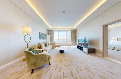 Living Room image for: Apartment - 1 Bedroom - 2 Bathrooms for sale in The Palm Tower - Palm Jumeirah - Dubai, Image 1