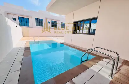 صورة لـ حوض سباحة فيلا - 4 غرف نوم - 6 حمامات للايجار في فيلات القرهود - منطقة القرهود - دبي ، صورة رقم 1